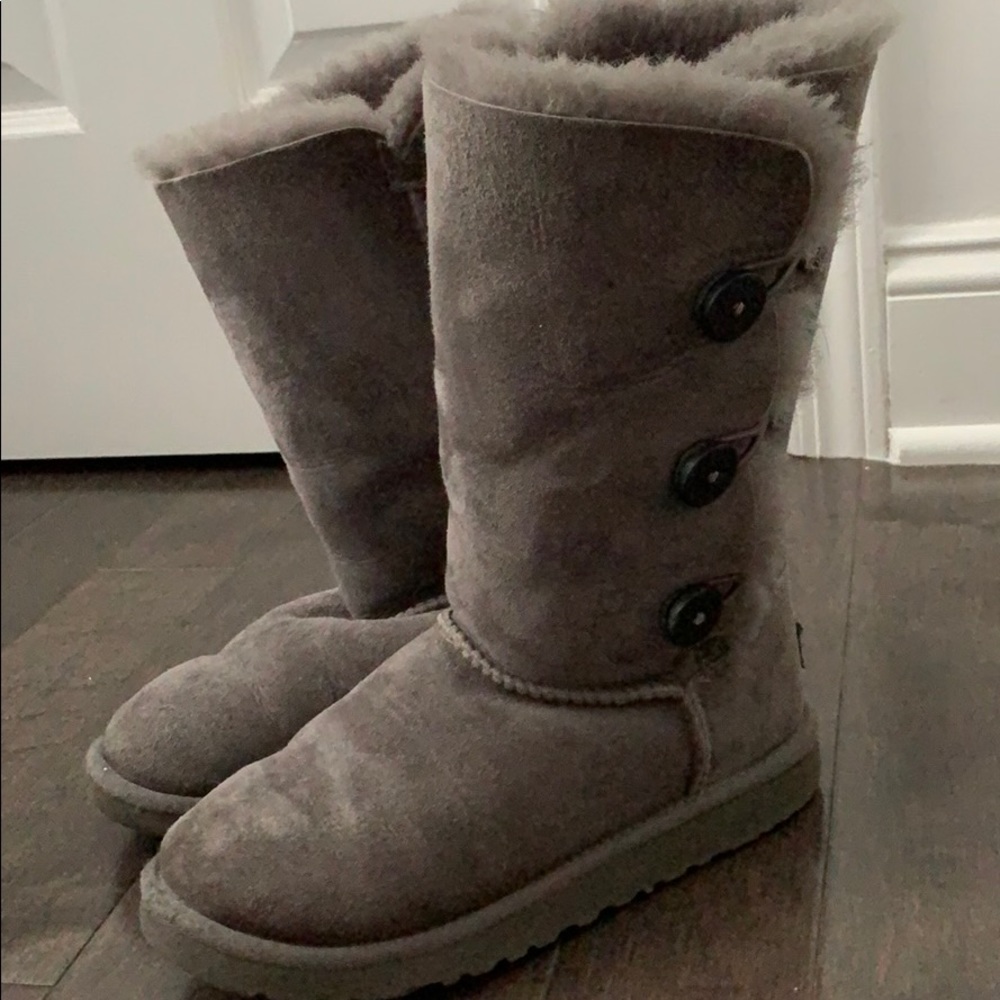 grey uggs